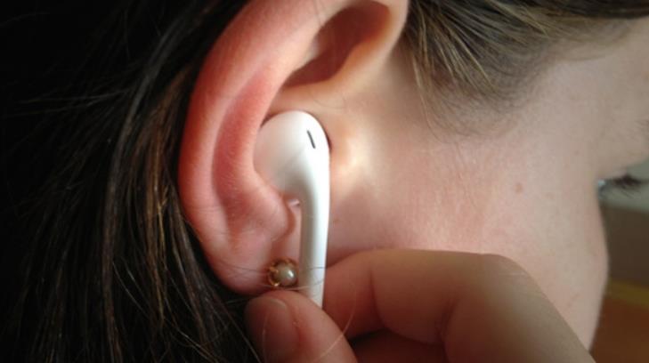 Uso de audífonos aumentan casos de sordera, dice especialista