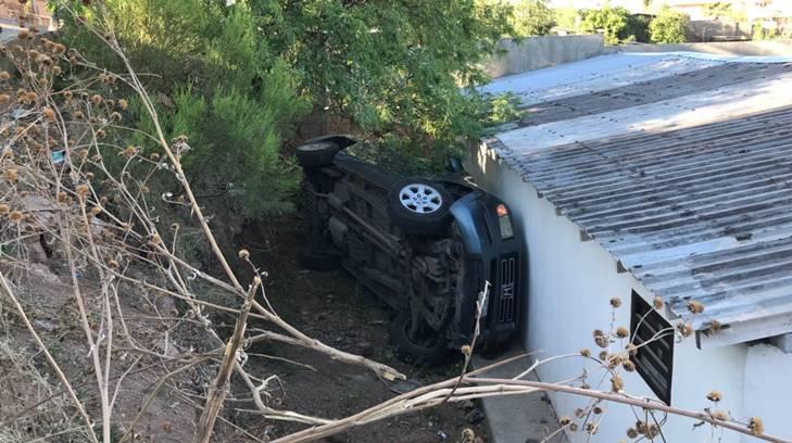 Mujer pierde el control del auto y vuelca en el patio de una casa en Nogales