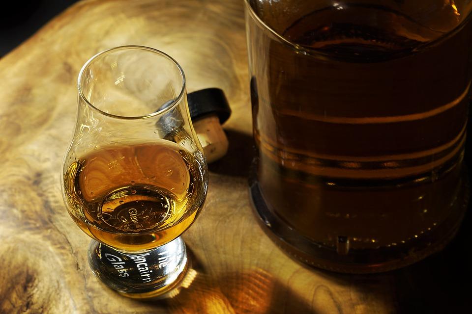 Estudio revela que beber más de cinco vasos de alcohol por semana acortaría la vida