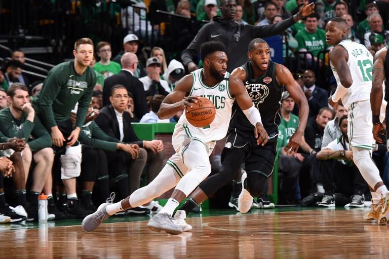 Celtics aplasta a Bucks y se pone dos juegos arriba en serie de playoffs