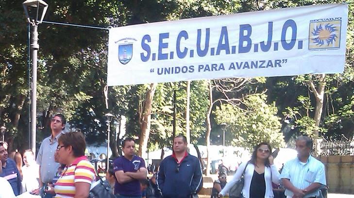 Empleados de confianza paralizan universidad de Oaxaca y amagan con tercera huelga del año