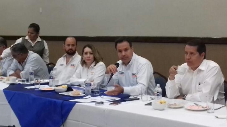 Lety Cuesta y Toño Astiazarán proponen acciones para que la política cueste menos