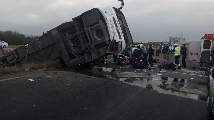Autobús vuelca en carretera Monterrey-Reynosa; hay un muerto y 15 heridos
