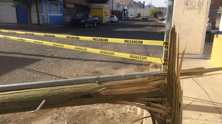 GALERÍA | Poste de luz amanece quebrado en el Centro de la ciudad