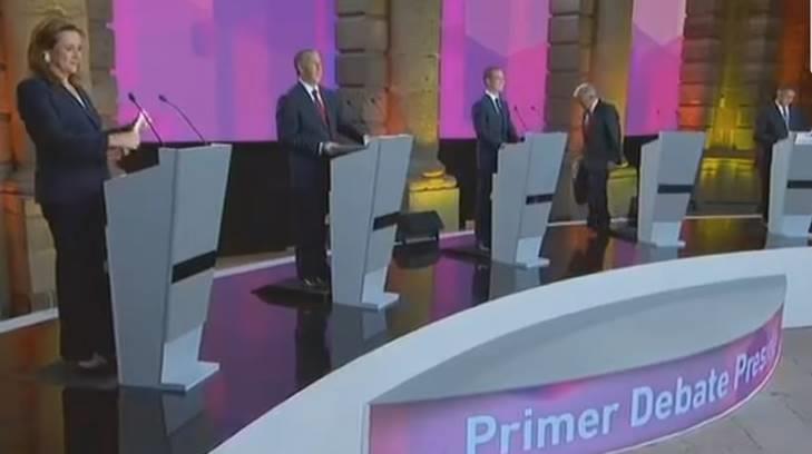VIDEO | Salida de Obrador del set sin saludar a los otros candidatos se vuelve viral