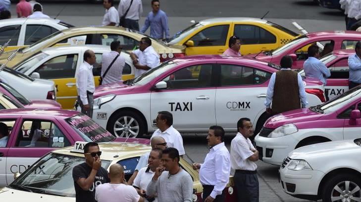 Taxistas de la CDMX no quieren que les sustituyan los taxímetros por tabletas electrónicas