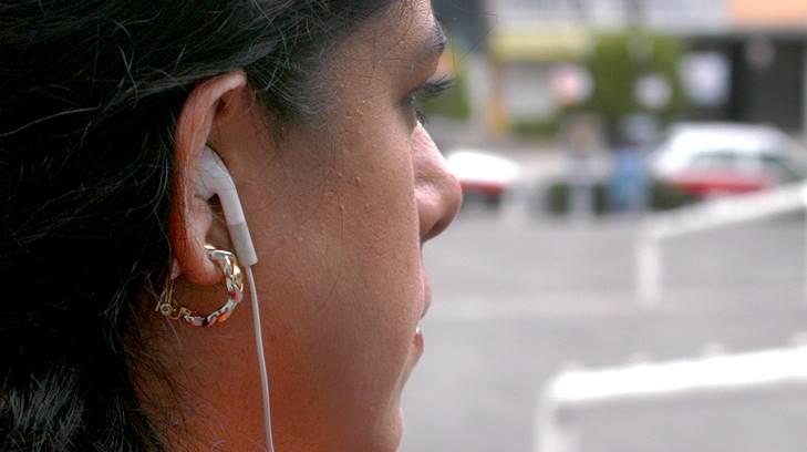 AUDIO | Uso constante de audífonos pueden ocasionar sordera prematura en jóvenes: IMSS
