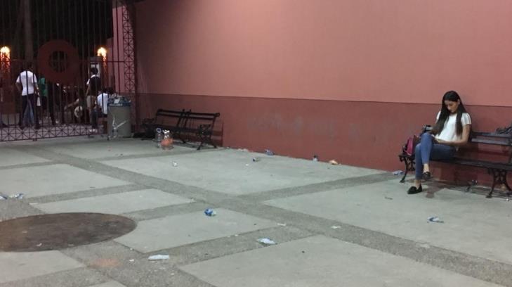 Abarrotado de basura dejan Centro de las Artes después del primer debate de aspirantes al Senado