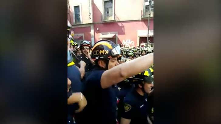 VIDEO | Bomberos golpean a reporteros durante manifestación en la Ciudad de México