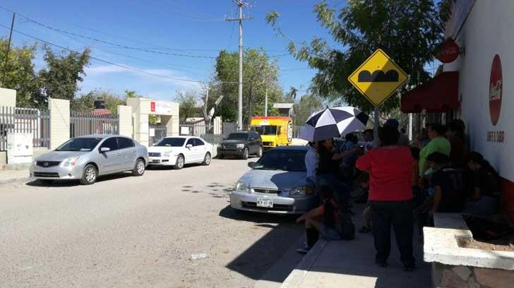 Multarán a padres de familia que obstruyan el tráfico en zonas escolares