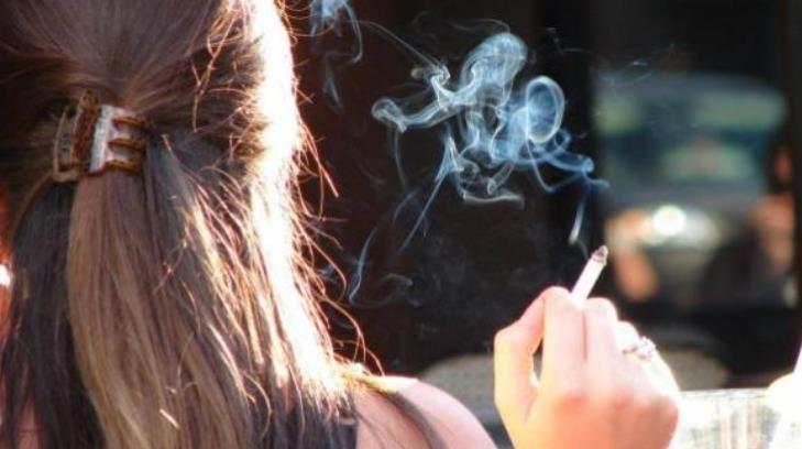 ‘Fumar puede agravar daño por Covid-19’, advertirán en cigarros