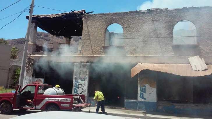 AUDIO | Bomberos de Guaymas sofocan incendio en edificio abandonado