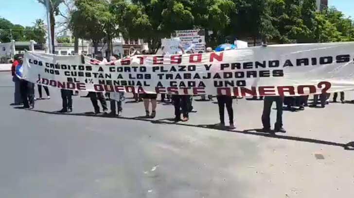 Sindicalizados de Isssteson protestan sobre el bulevar Hidalgo