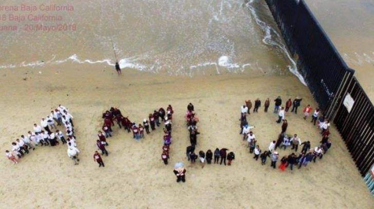 Simpatizantes demuestran su apoyo a AMLO en la playa de Baja California