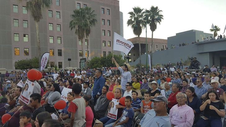 Simpatizantes de Morena se concentran en el Centro de Gobierno para apoyar a López Obrador