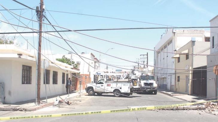 Vecinos de la colonia San Luis piden quitar postes de CFE