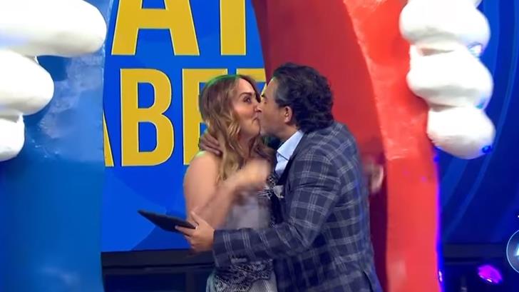 VIDEO | Raúl Araiza le planta besote en la boca a Andrea Legarreta