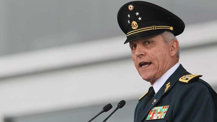 Secretario de la Defensa entrega condecoraciones a generales en retiro