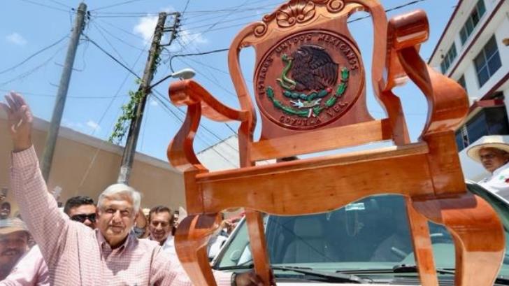 Artesanos de Papantla le regalan una silla presidencial a López Obrador