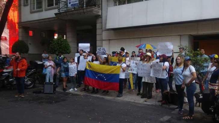 Venezolanos residentes en México protestan en embajada en CDMX