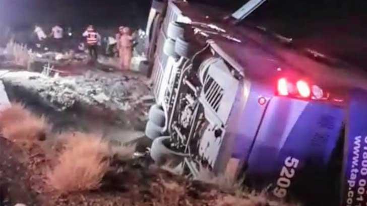 Vuelca camión de pasajeros en carretera Sonoyta-Caborca; suman 6 muertos