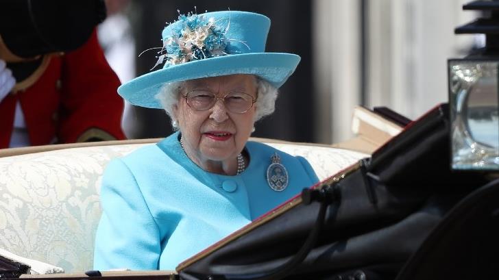 La reina Isabel II festeja su cumpleaños 92, realizan desfile militar
