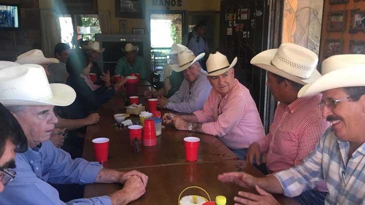 Héctor Platt sostiene reunión con ganaderos del Río Sonora