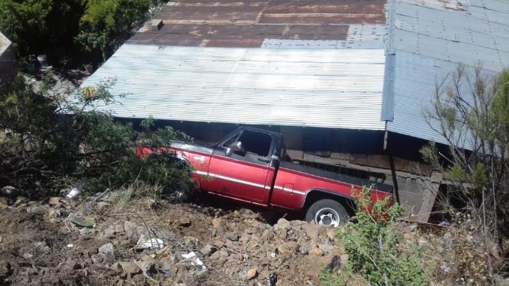 Automóvil se impacta contra una vivienda en Nogales; falla mecánica provoca percance