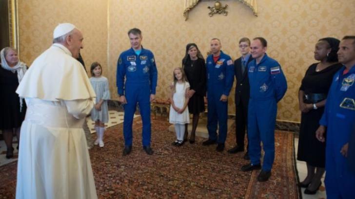 El Papa Francisco recibe a astronautas de la Estación Espacial en el Vaticano
