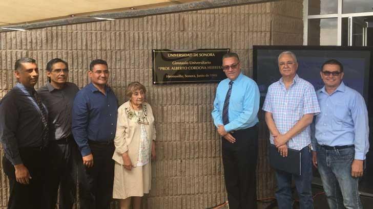 Develan placa en honor al profesor Alberto Córdova Herrera en Gimnasio de la Unison