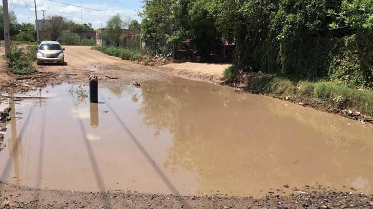 Vecinos se unen contra problema de aguas negras