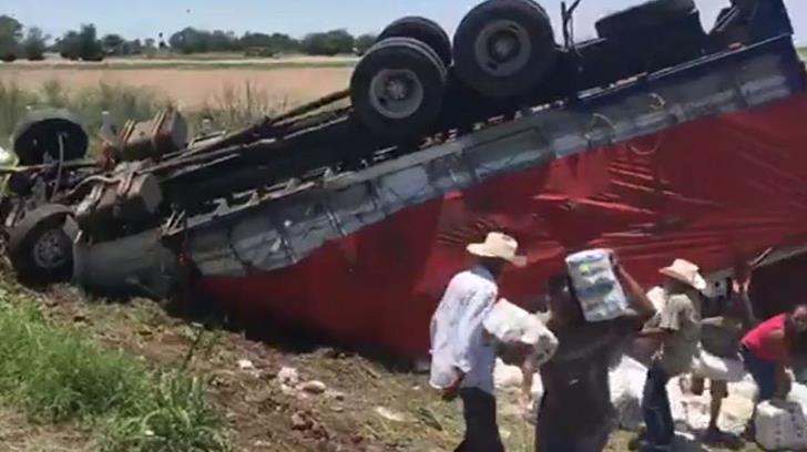AUDIO | Vuelca camión con paquetes de harina en carretera Navojoa-Los Mochis