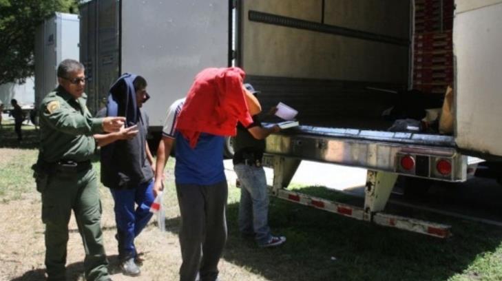 Agentes fronterizos rescatan a 20 indocumentados encerrados en un trailer