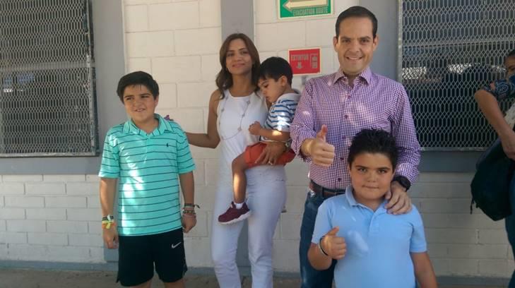 Manuel Ignacio Acosta acude a votar acompañado de su familia