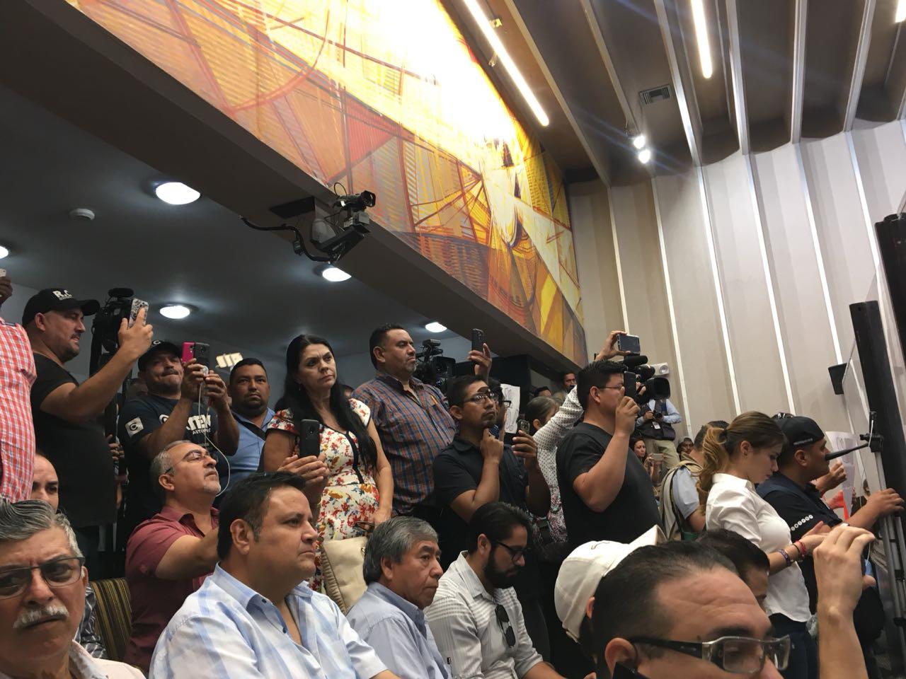 Manifestantes lanzan consignas durante sesión en Congreso de Sonora