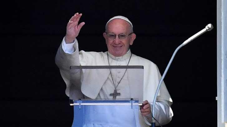 Papa Francisco sorprende a novios y preside su boda
