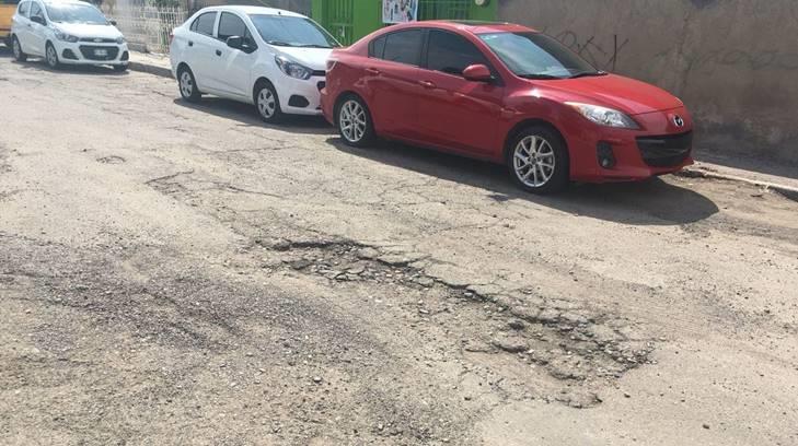 Motociclista cae en un bache y sale proyectado