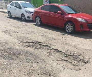 Motociclista cae en un bache y sale proyectado