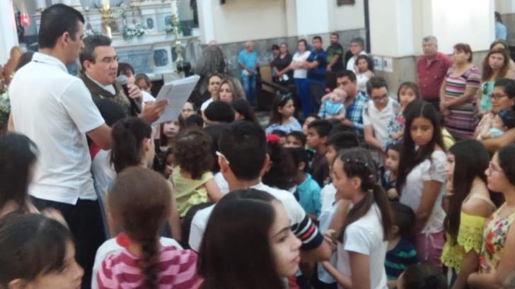 Estudiantes asisten a la bendición de las mochilas en la Catedral de Hermosillo