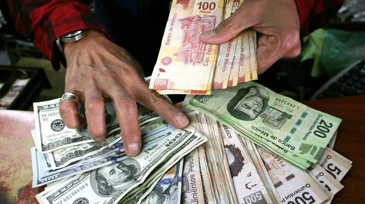 Dólar baja a 19 pesos en ventanillas bancarias de la CDMX