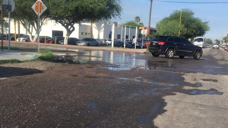 Denuncian fuga de aguas negras en calle Ley Federal del Trabajo