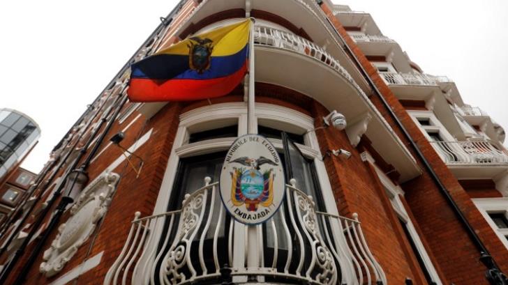 Julian Assange será expulsado si interviene en cuestiones políticas de ‘países amigos’: Presidente de Ecuador