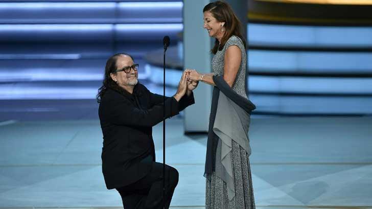 Director Glenn Weiss le propone matrimonio a su novia tras ganar un Emmy