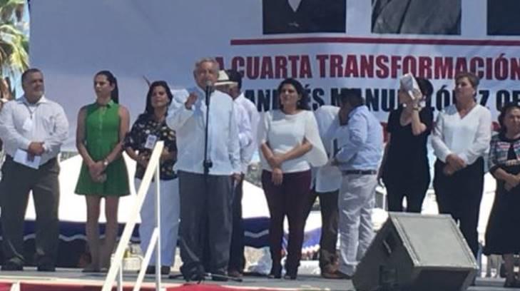 VIDEO | López Obrador llega al malecón turístico de Guaymas