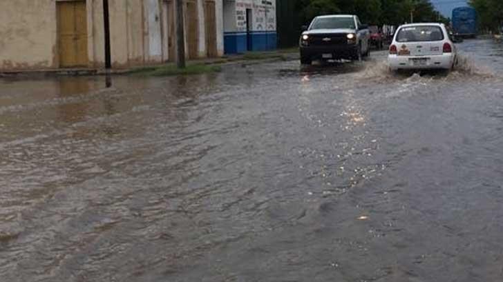 Bomberos monitorean arroyos tras lluvia en Hermosillo