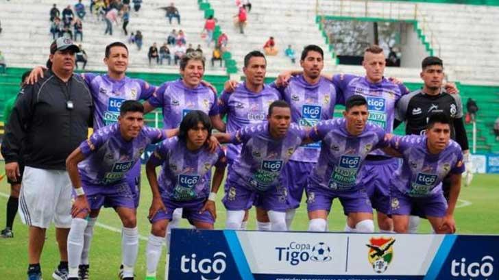 Futbolistas bolivianos venden sus taquetes para poder comer