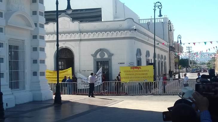 Concesionarios de Sictuhsa se manifiestan en Palacio de Gobierno