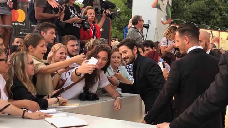 El mexicano Diego Luna desfila por la alfombra roja del Festival de Cine de Venecia