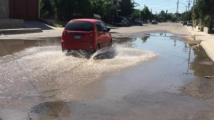 Siguen sin reparar fuga de agua potable en Bugambilias