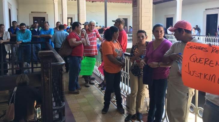AUDIO | Más de 150 trabajadores sindicalizados toman el Ayuntamiento de Guaymas